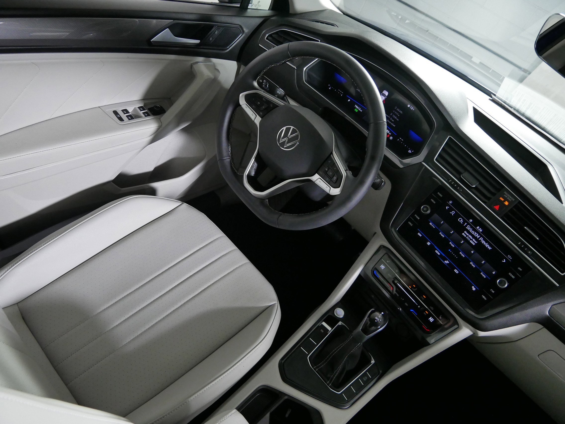 Used 2023 Volkswagen Tiguan SE w/ Panoramic Sunroof Package image 9