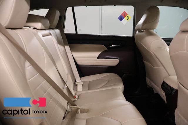 Certified 2021 Toyota Highlander XLE AWD/4WD image 31