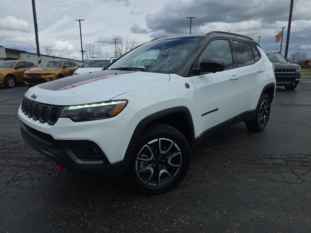 Used 2025 Jeep Compass Trailhawk w/ Trailhawk Elite Group AWD/4WD image 2