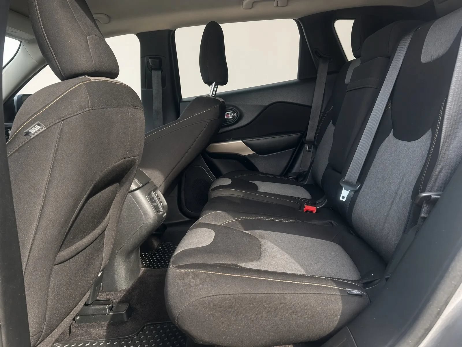Used 2018 Jeep Cherokee Latitude w/ Cold Weather Group AWD/4WD image 18
