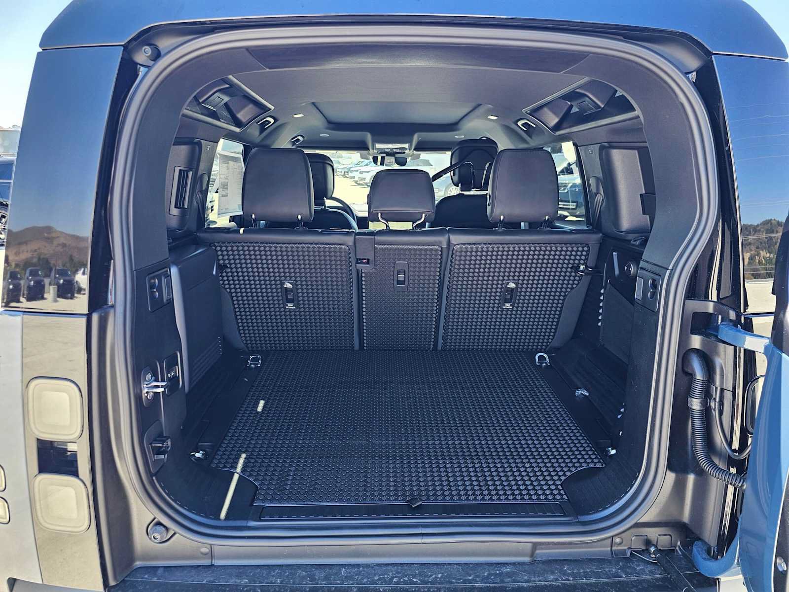 New 2026 Land Rover Defender 110 X-Dynamic SE AWD/4WD image 14
