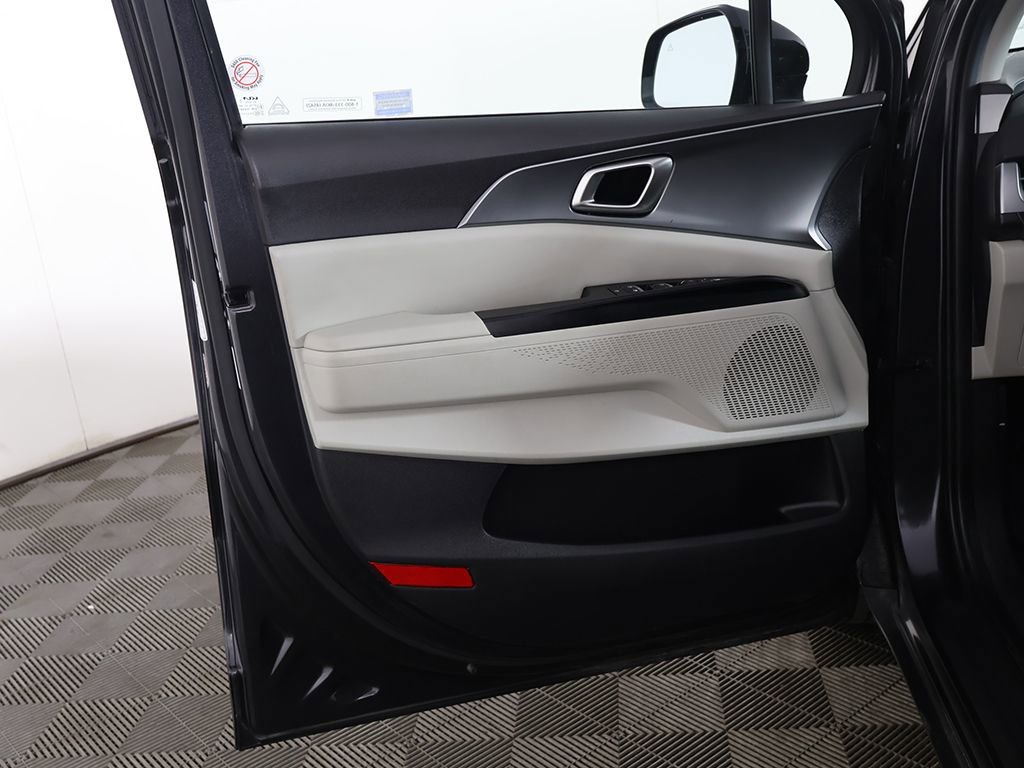 Used 2024 Kia Carnival LX FWD image 17
