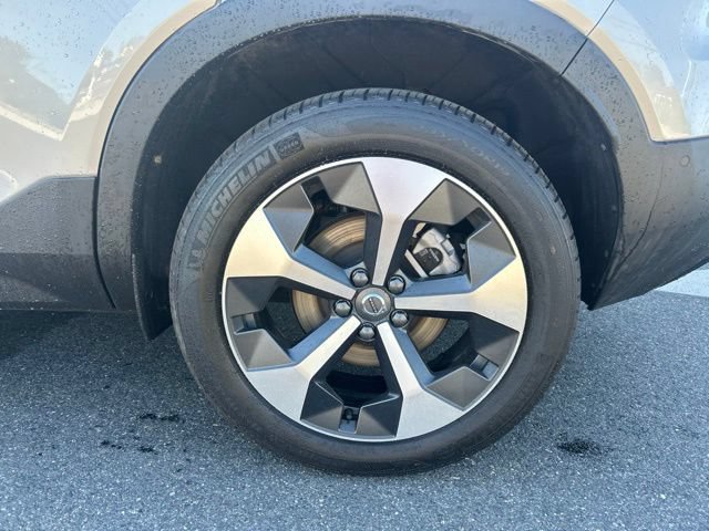 Certified 2025 Volvo XC40 B5 Plus AWD/4WD image 9