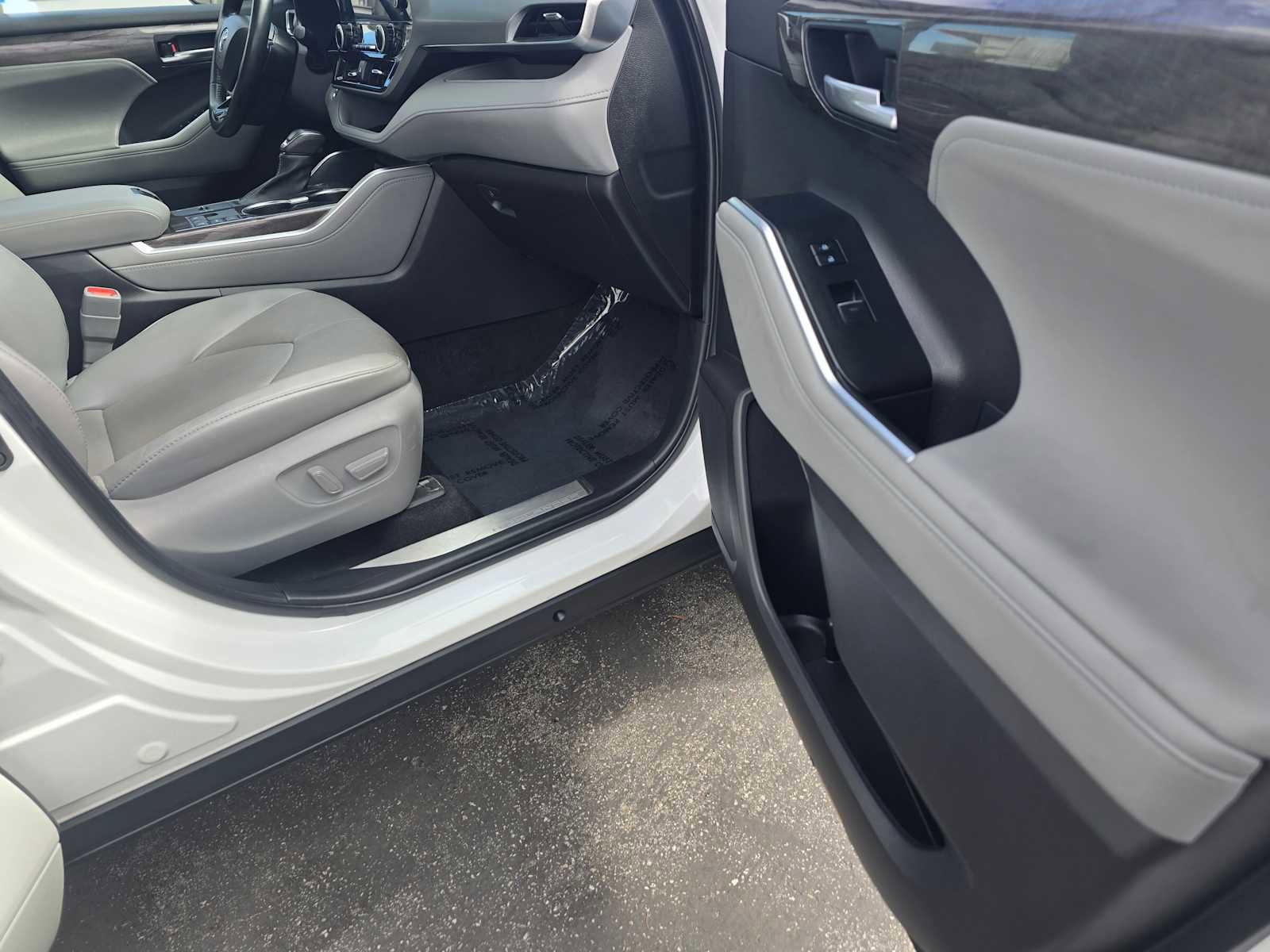 Used 2023 Toyota Highlander Platinum image 11