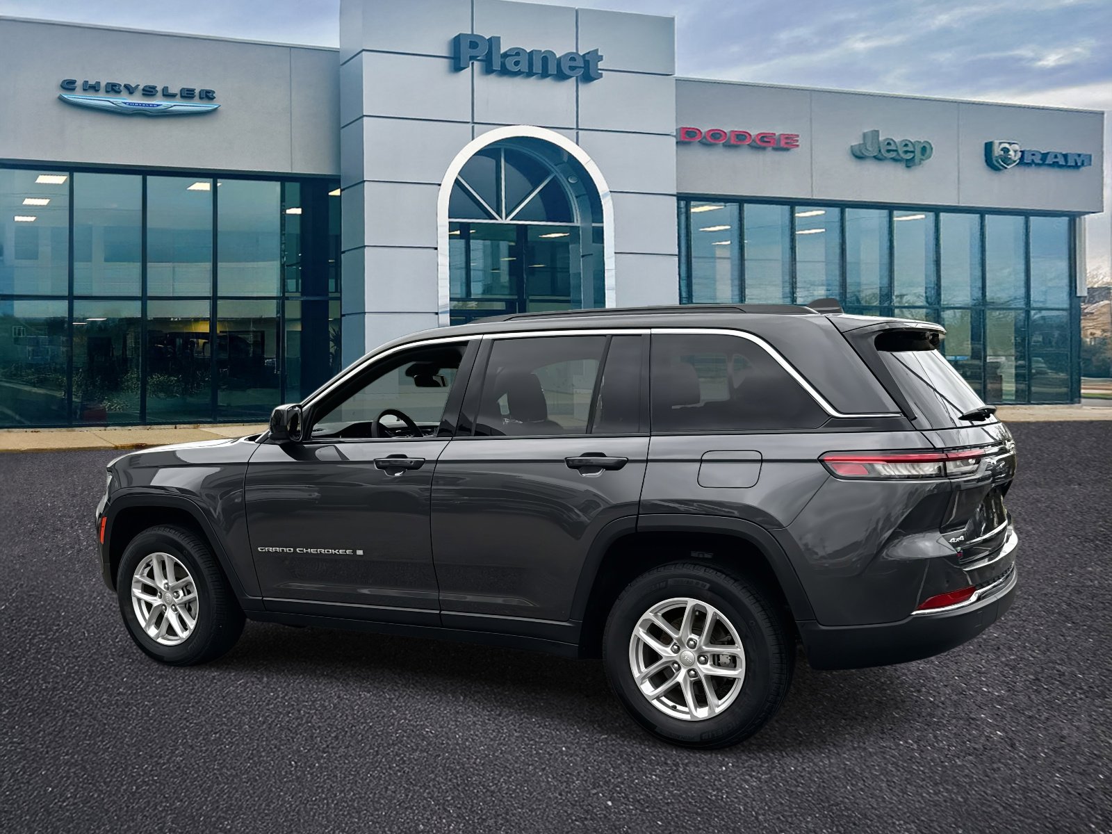 Used 2025 Jeep Grand Cherokee Laredo X image 3