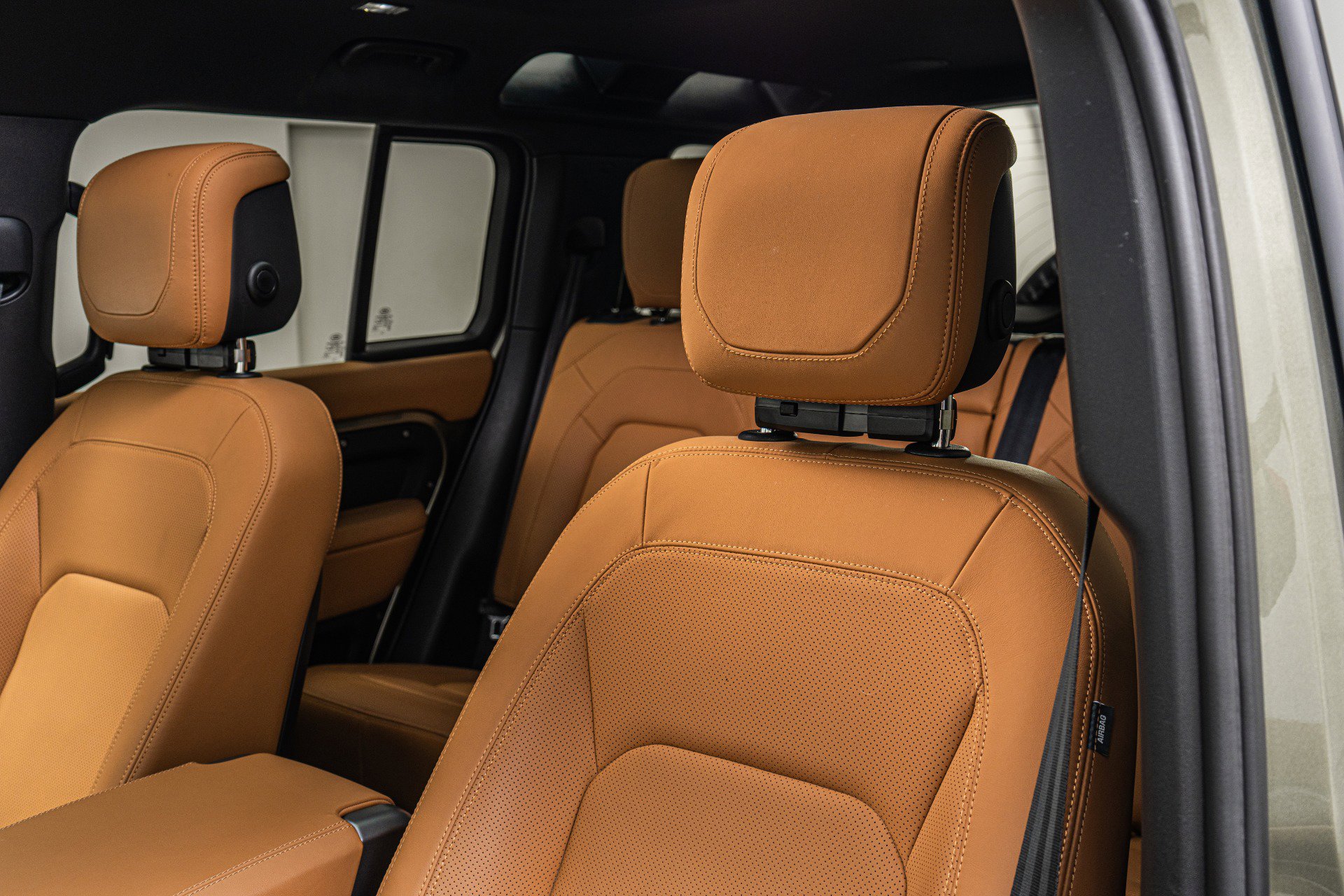 Used 2024 Land Rover Defender 110 SE image 26