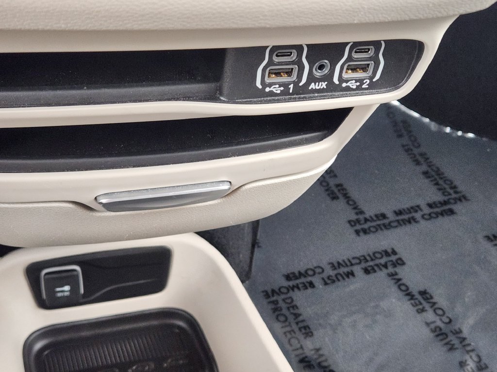Used 2024 Chrysler Pacifica Touring-L FWD image 25