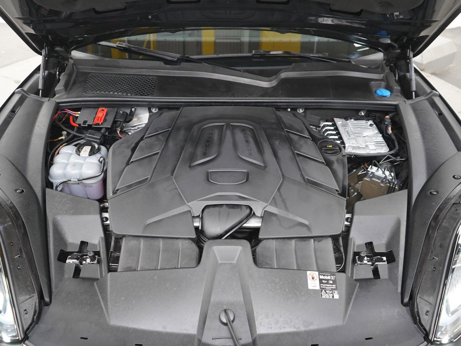 Used 2025 Porsche Cayenne AWD/4WD image 31