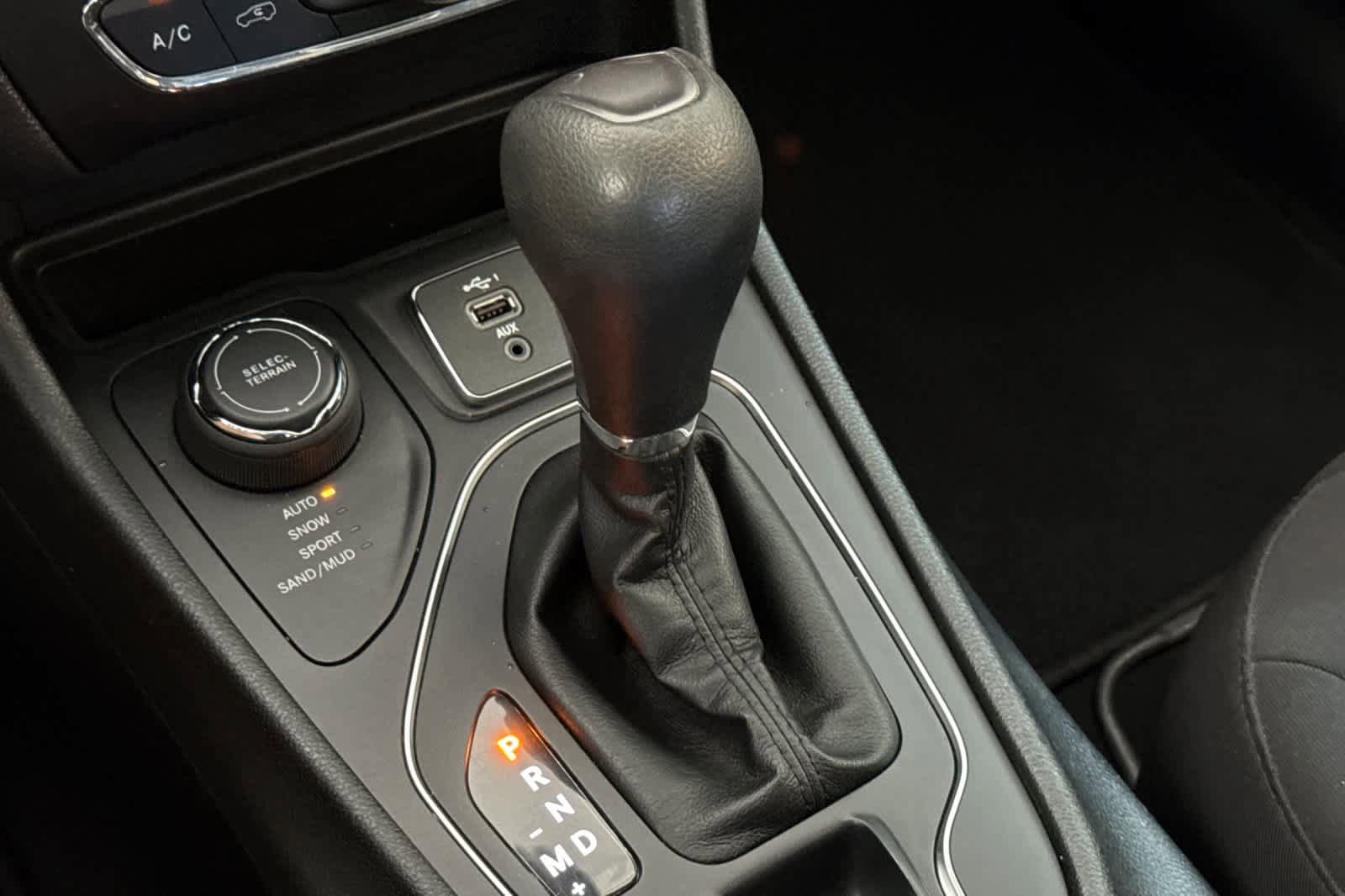 Used 2019 Jeep Cherokee Latitude w/ Popular Appearance Group AWD/4WD image 22