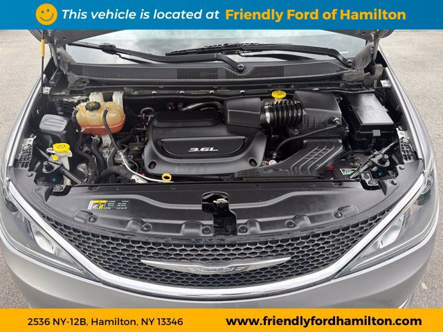 Used 2017 Chrysler Pacifica Touring-L w/ Tire & Wheel Group FWD image 53