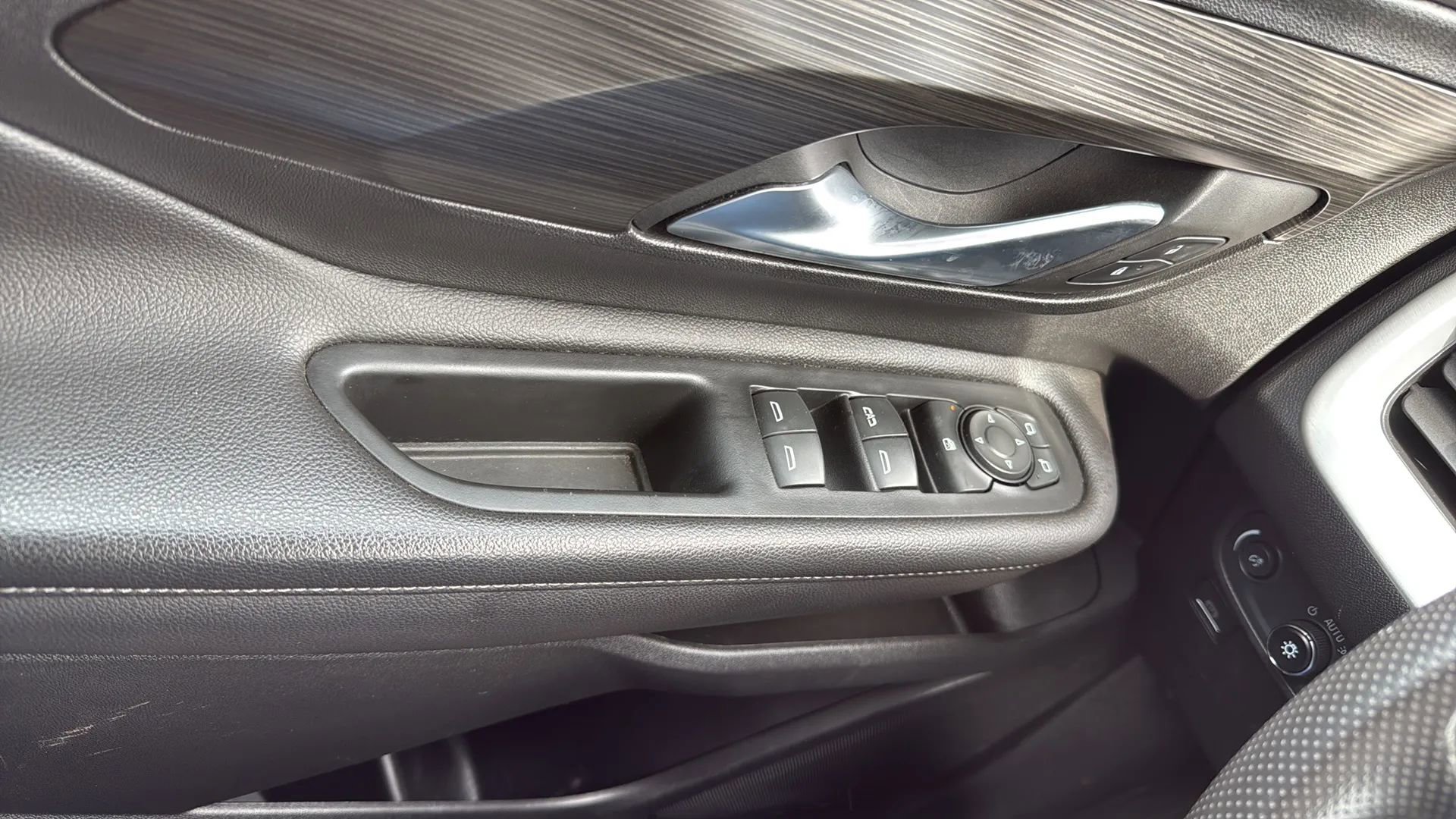 Used 2022 GMC Terrain SLE image 22