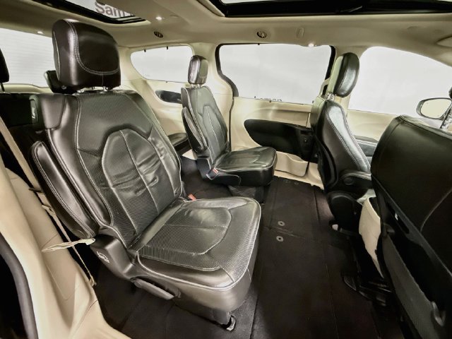 Used 2020 Chrysler Pacifica Limited w/ Tire & Wheel Group FWD image 28