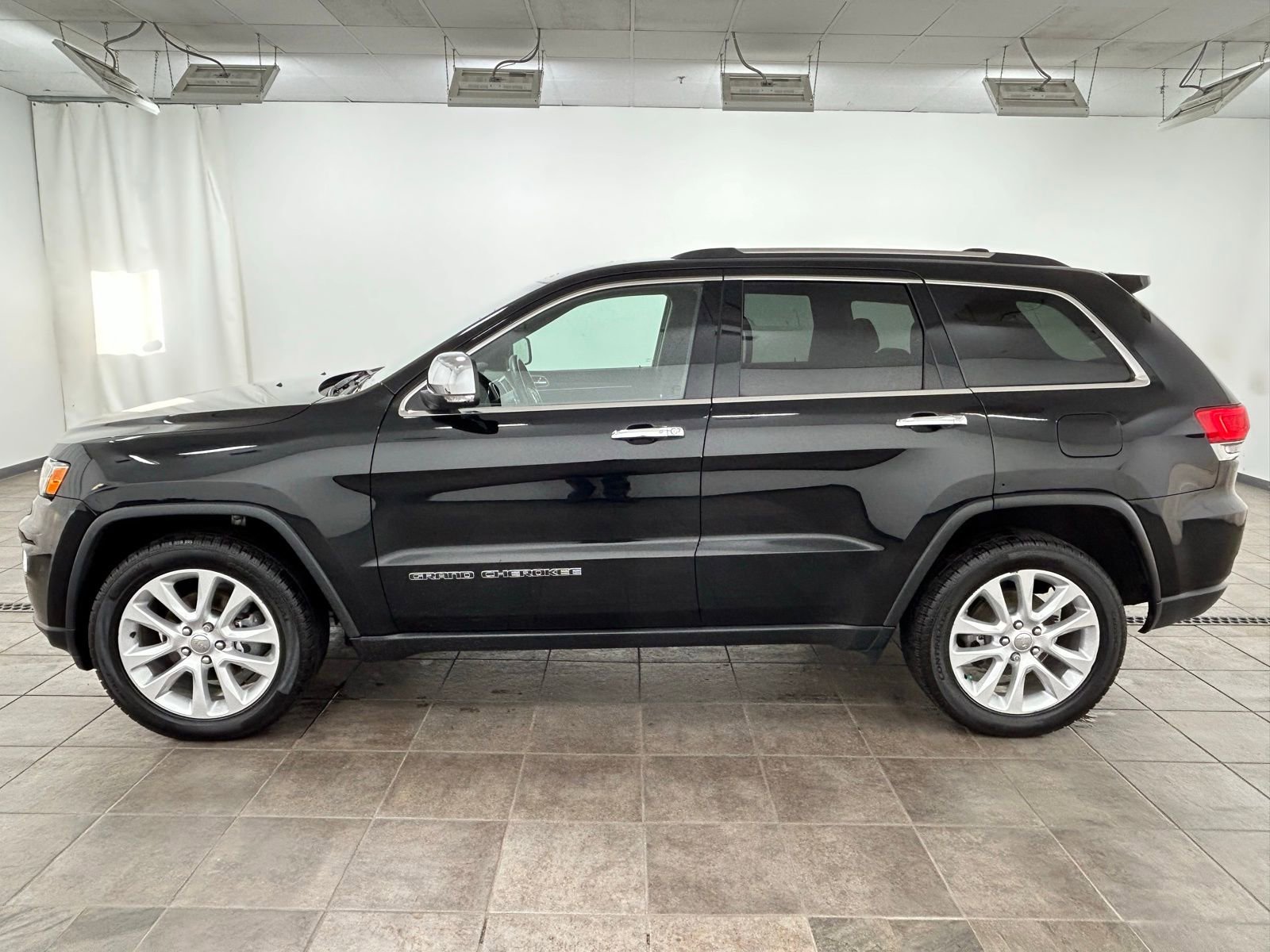 Used 2017 Jeep Grand Cherokee Limited image 2
