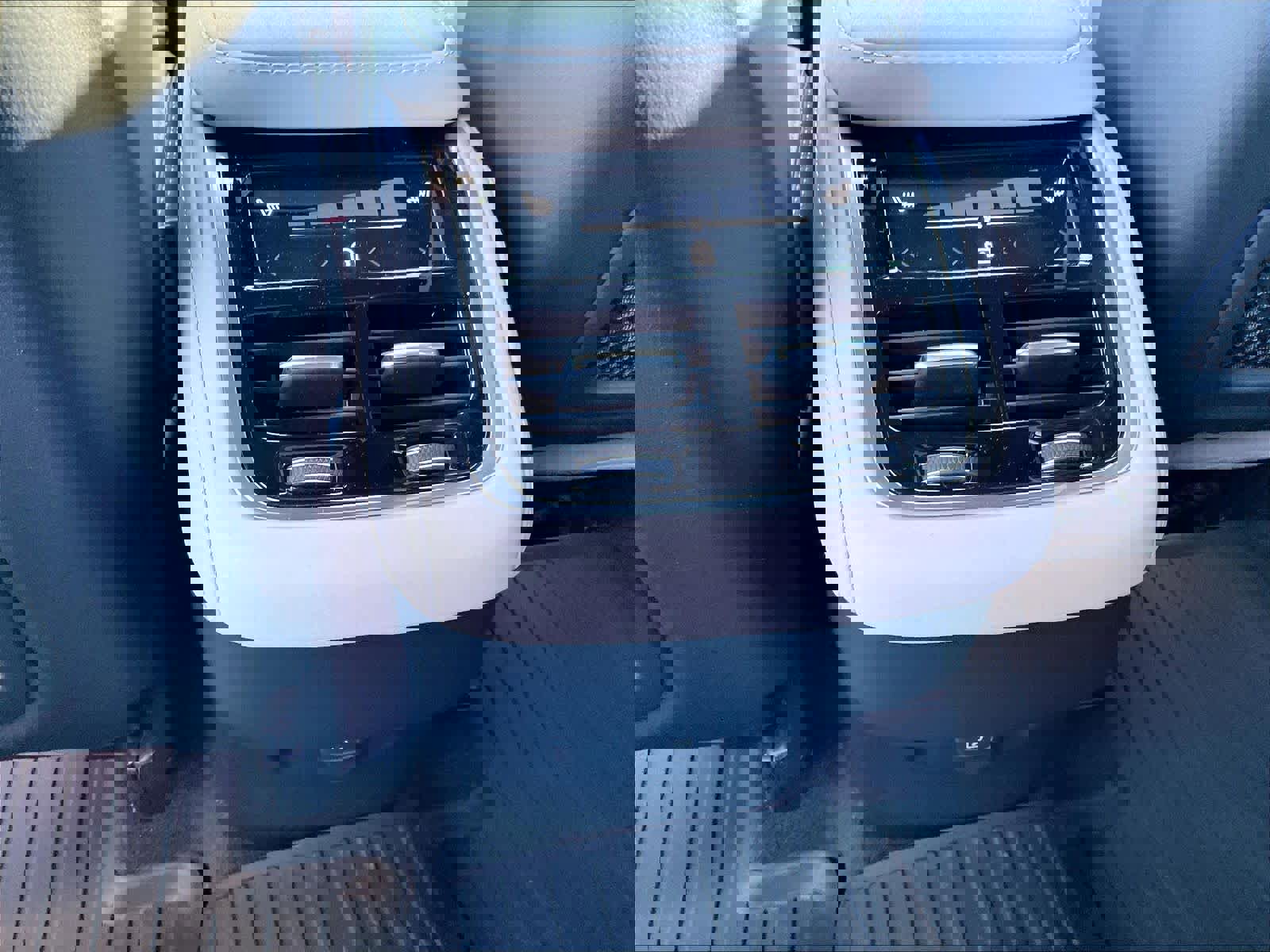 New 2026 Volvo XC90 B6 Ultra w/ Protection Package image 16