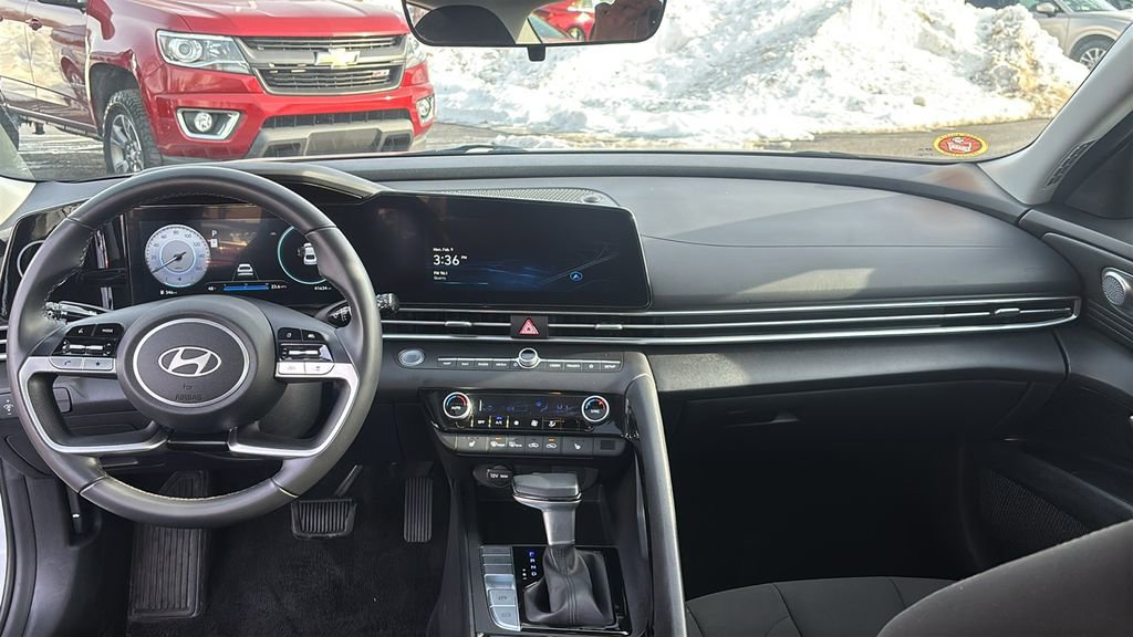 Used 2025 Hyundai Elantra SEL image 12