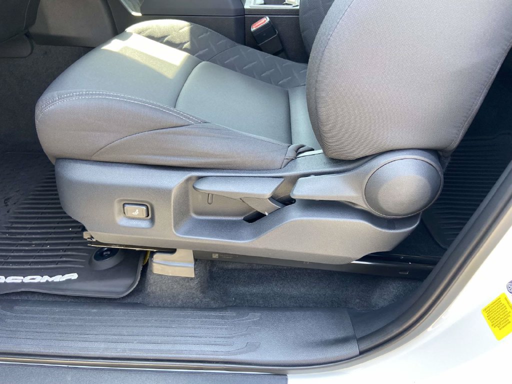 Used 2025 Toyota Tacoma SR5 AWD/4WD image 14