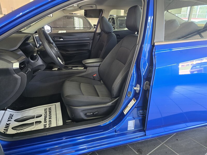 Used 2025 Nissan Altima 2.5 SV FWD image 9