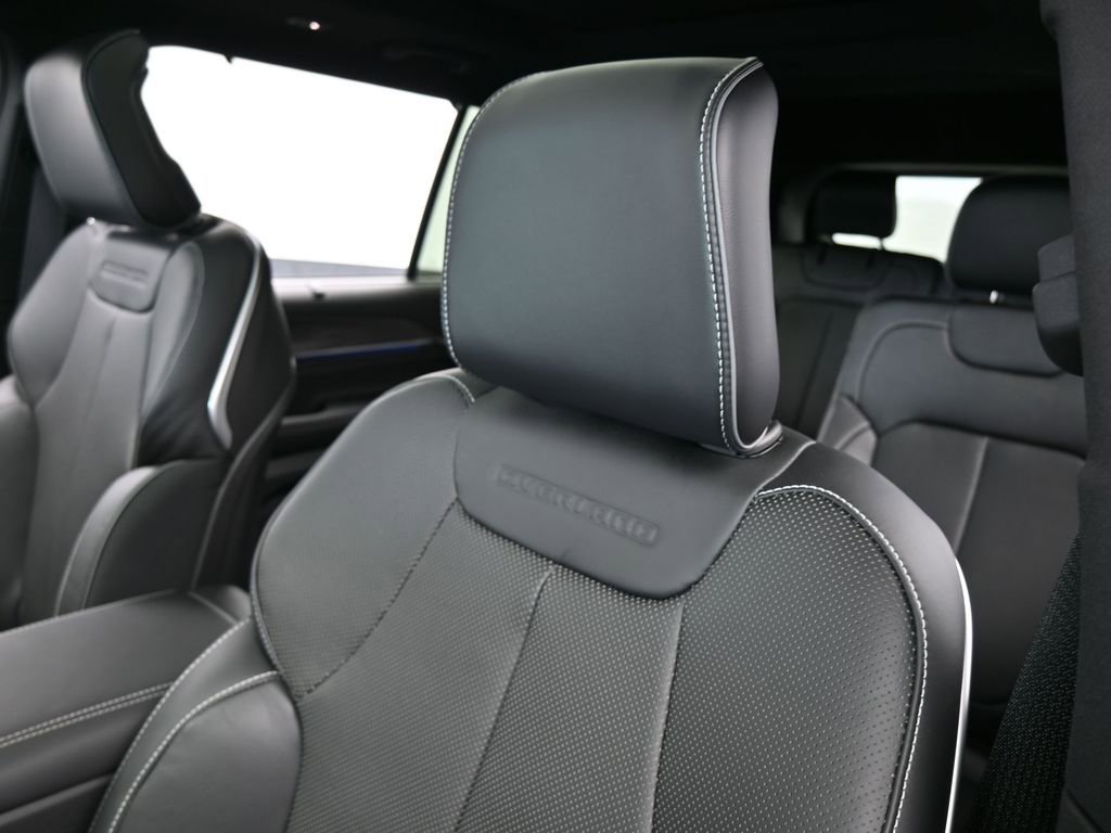 Used 2024 Jeep Grand Cherokee L Overland w/ Luxury Tech Group IV image 17