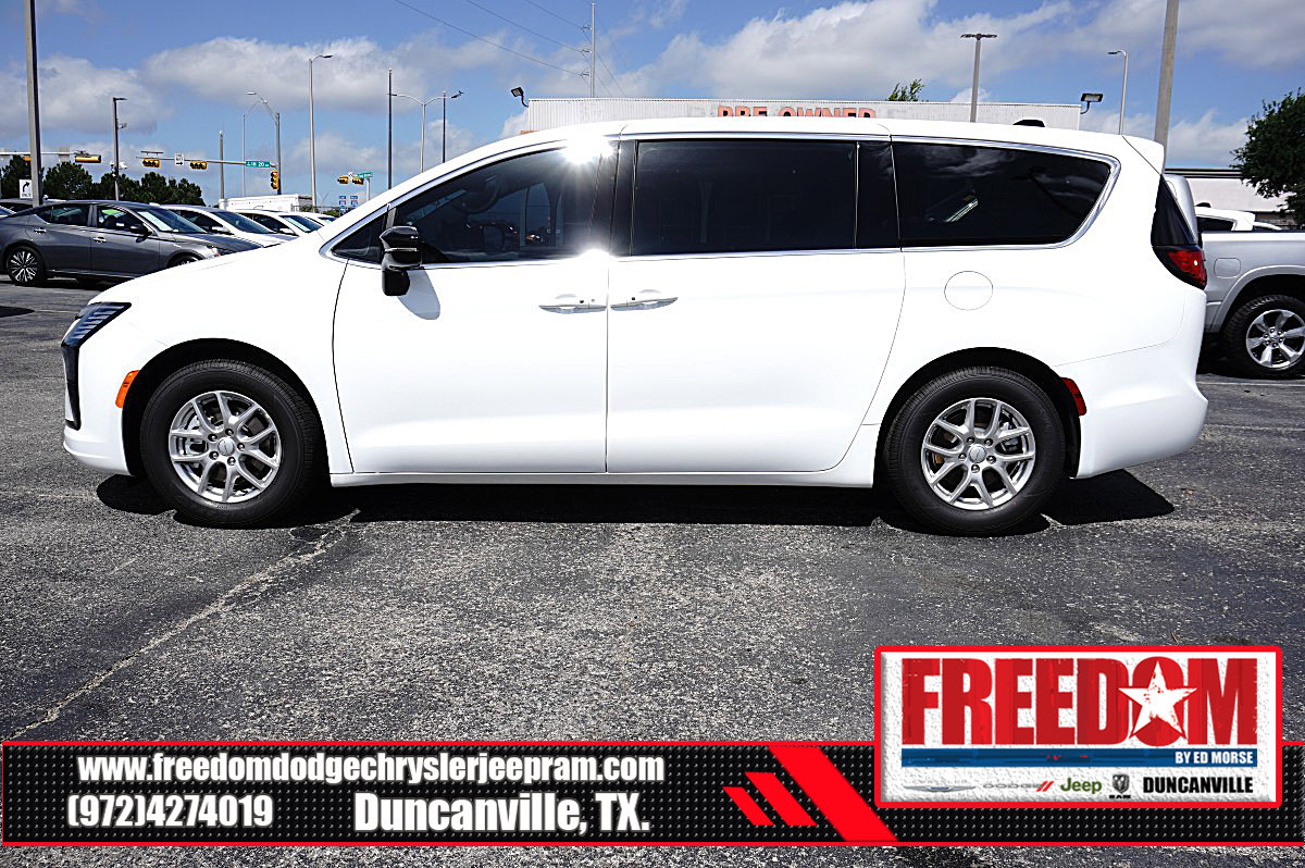 New 2027 Chrysler Pacifica Select w/ Family Tech Group FWD image 2