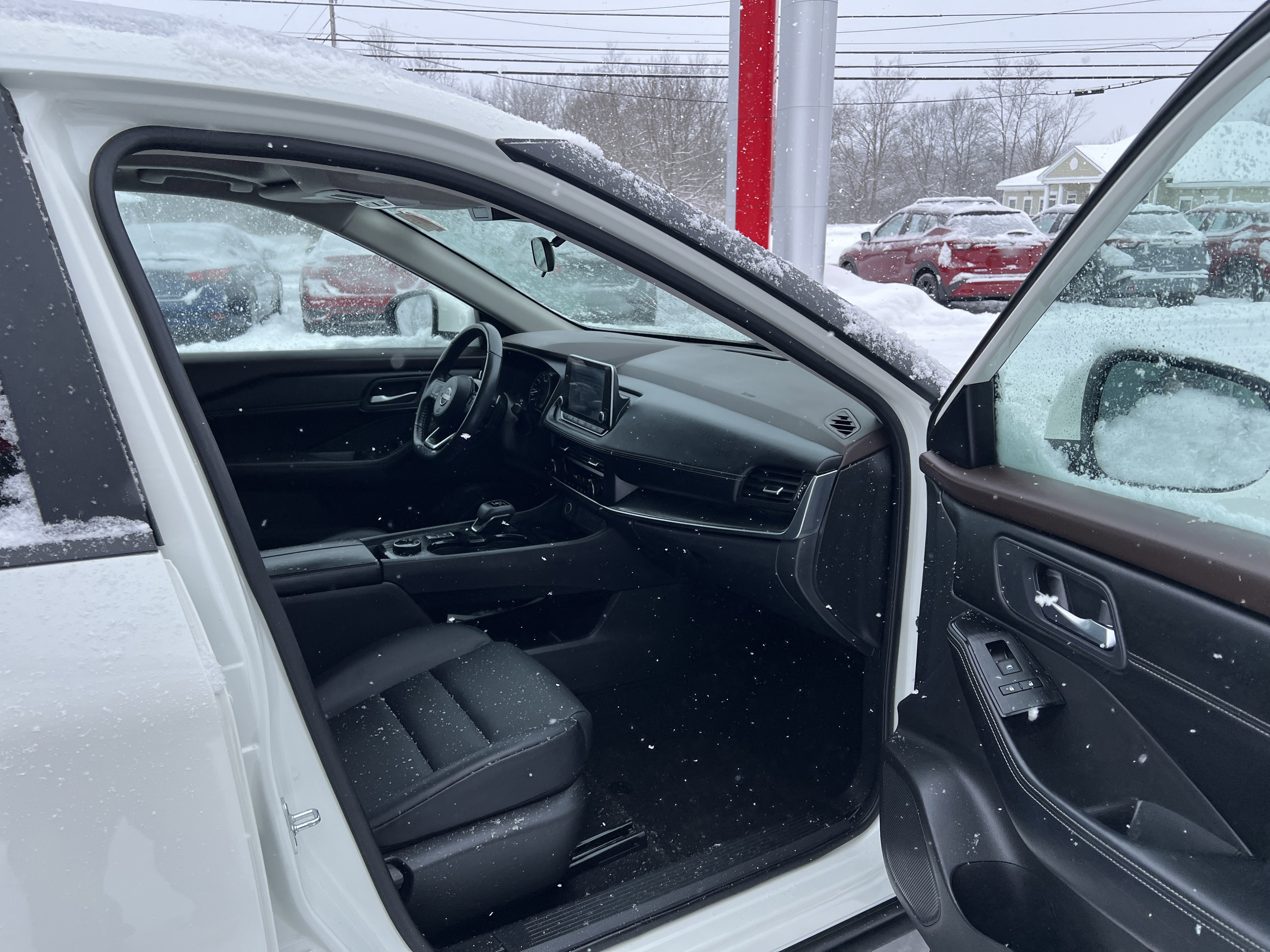 Used 2023 Nissan Rogue SV w/ SV Premium B Package image 12