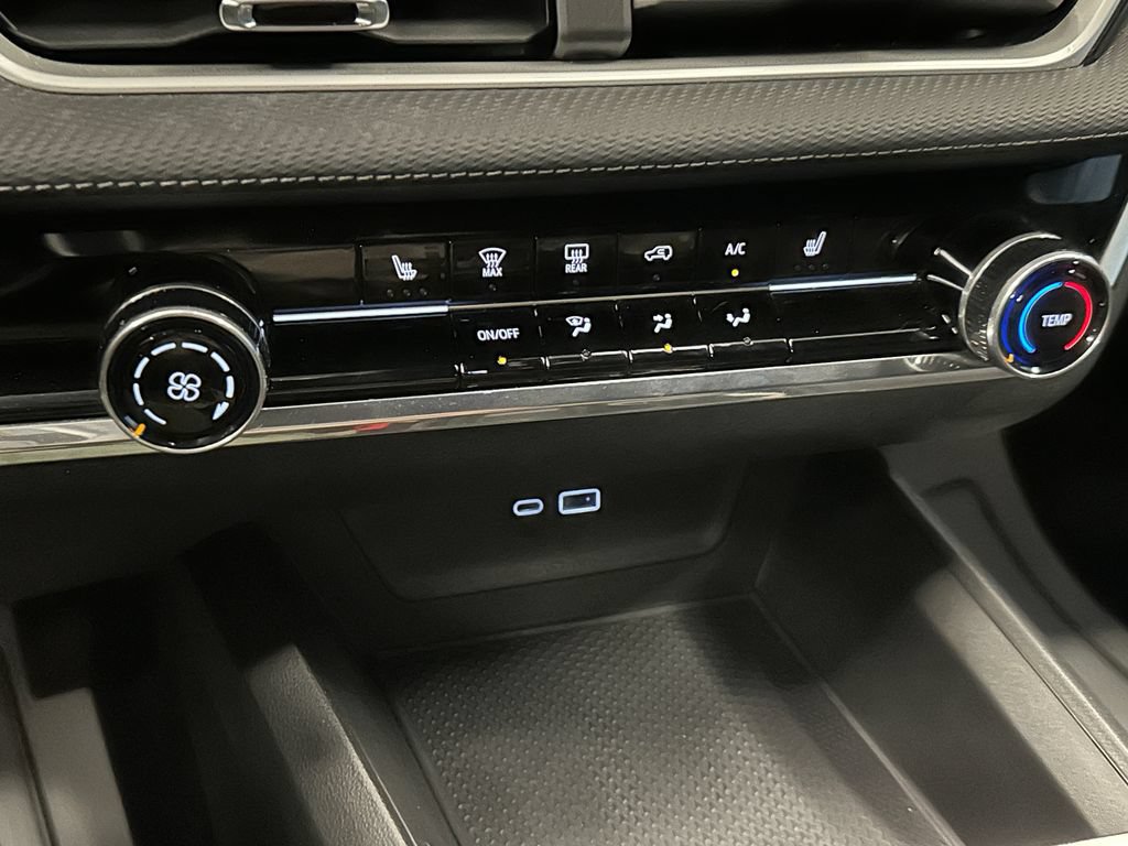 Used 2025 Chevrolet Equinox LT w/ Safety and Technology Package AWD/4WD image 16