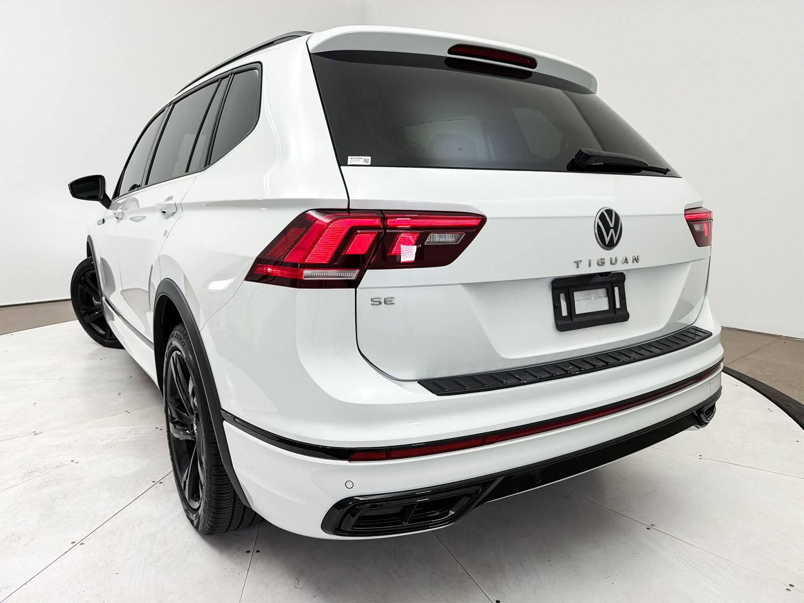 Used 2023 Volkswagen Tiguan SE R-Line FWD image 10