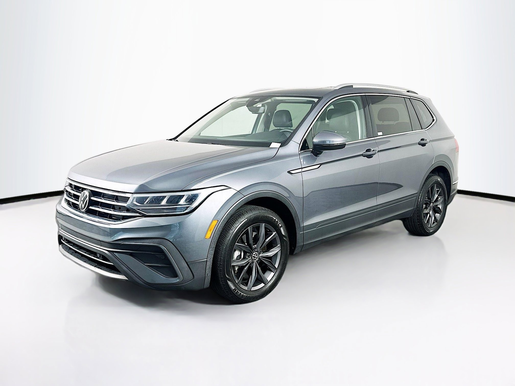 Used 2023 Volkswagen Tiguan SE w/ Panoramic Sunroof Package FWD image 3