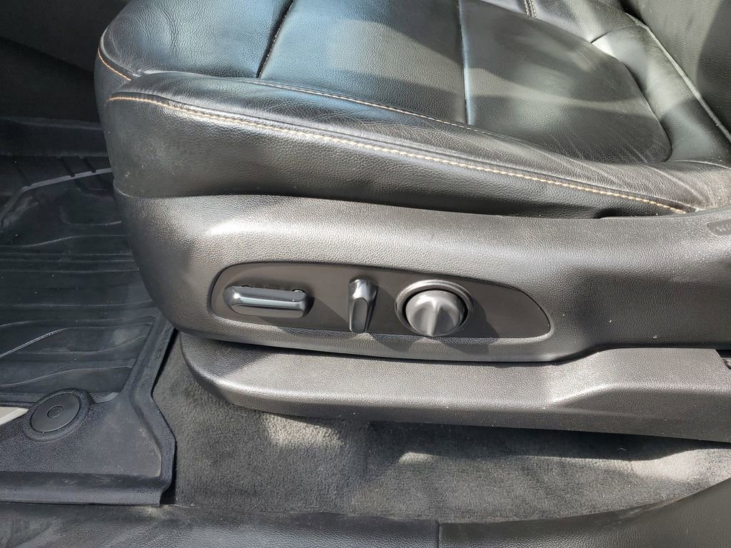 Used 2020 Chevrolet Traverse LT w/ LPO, Floor Liner Package AWD/4WD image 6