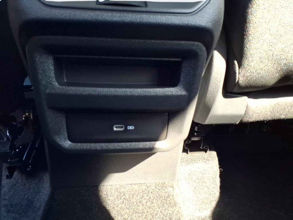 Certified 2025 Volkswagen Taos SE image 16