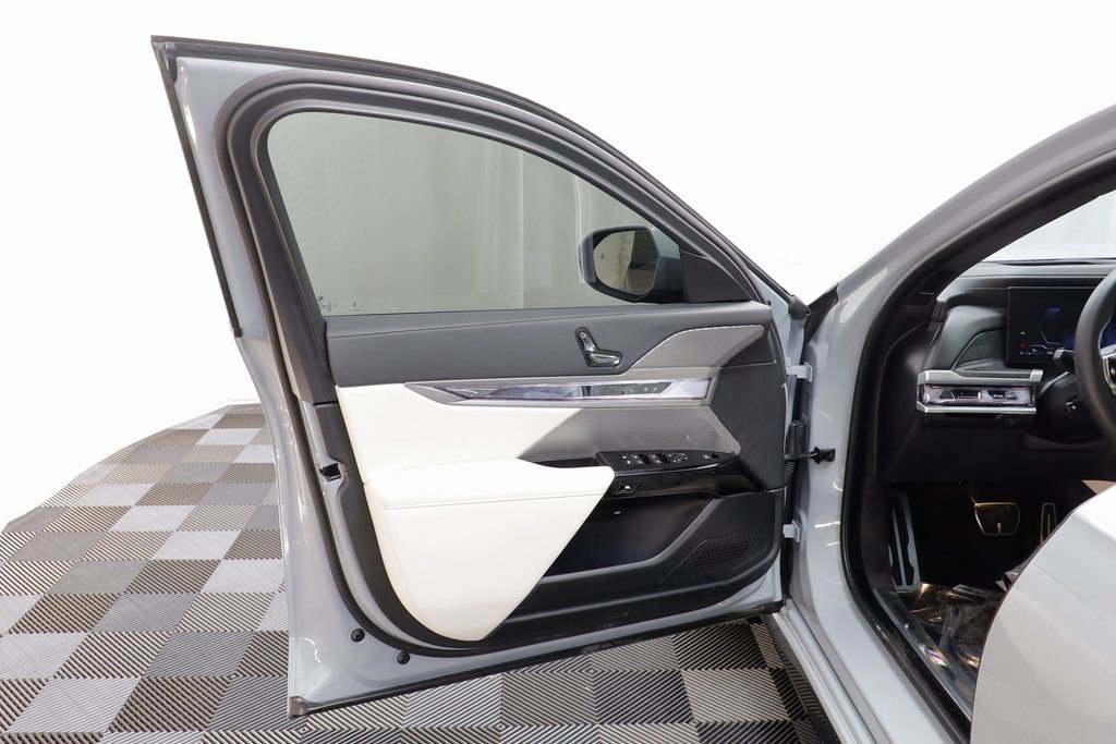 Used 2024 BMW 760i xDrive w/ Premium Package 2 image 5