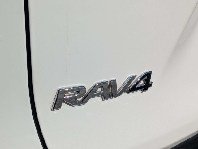 Used 2021 Toyota RAV4 XLE w/ Convenience Package FWD image 10