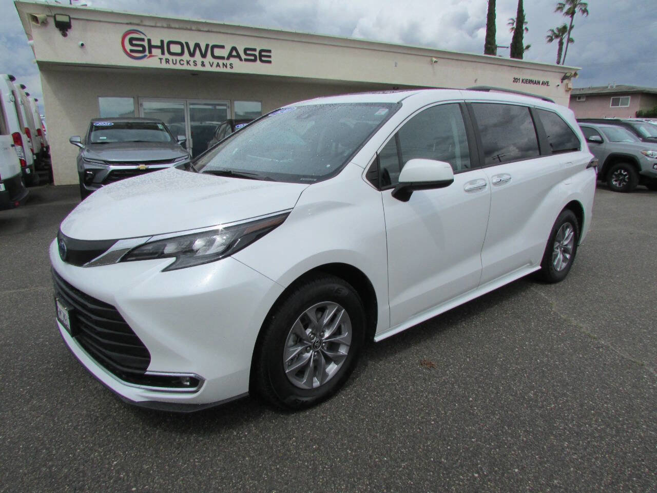 Used 2024 Toyota Sienna XLE image 3