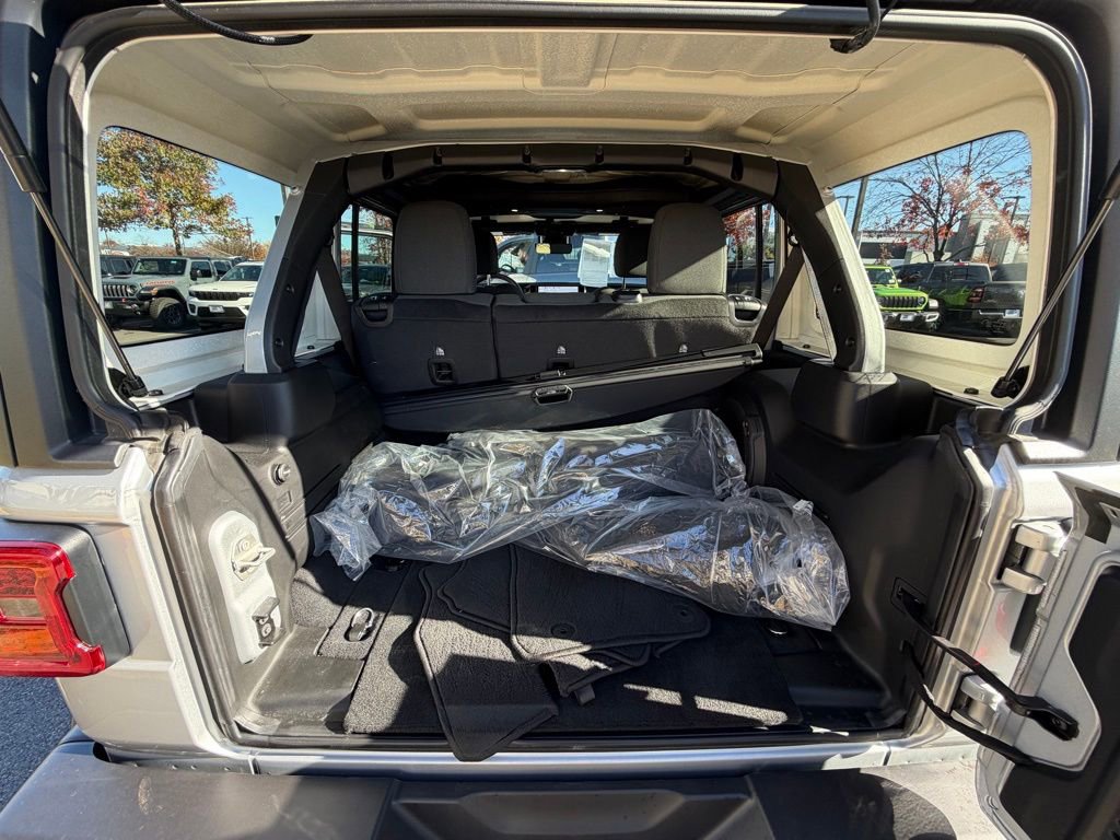 Certified 2024 Jeep Wrangler Unlimited Rubicon w/ Technology Group image 33