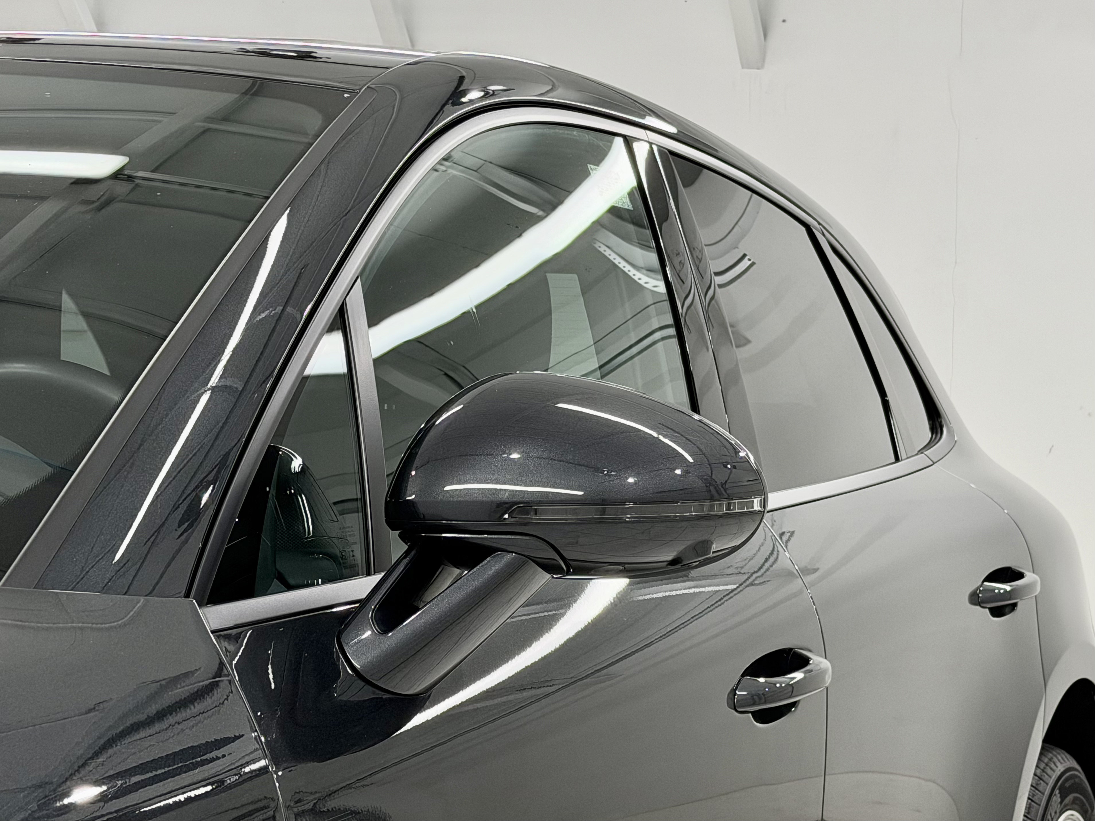 Certified 2024 Porsche Macan AWD/4WD image 19