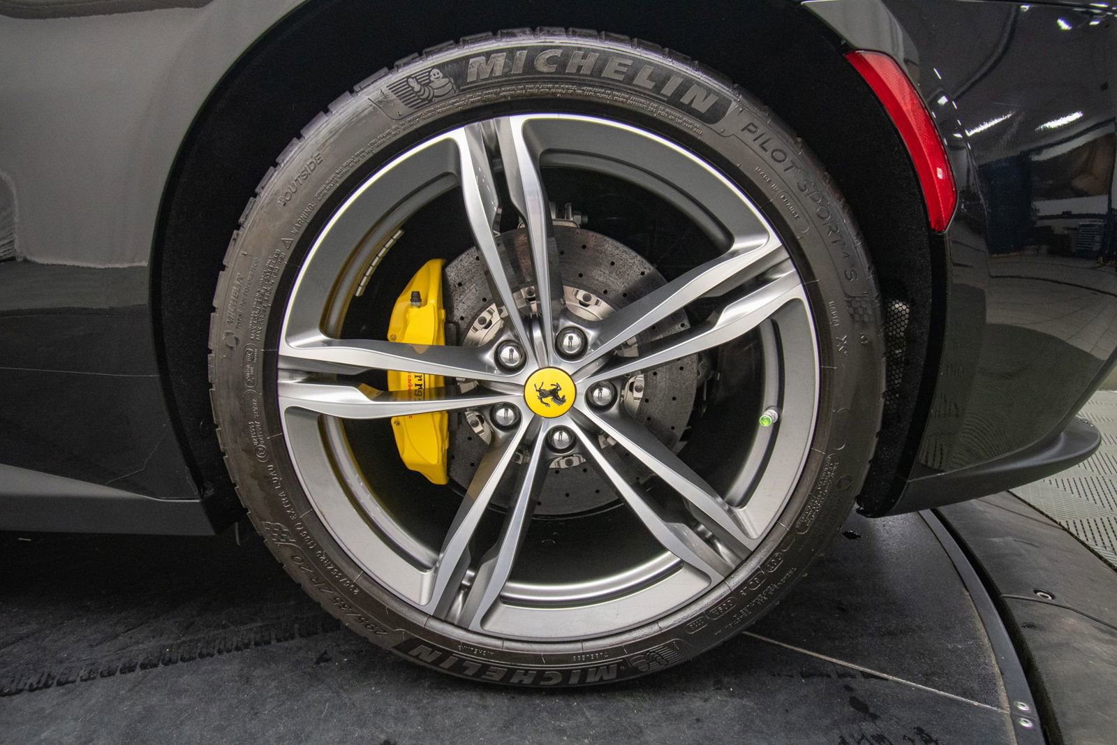 Used 2018 Ferrari GTC4Lusso AWD/4WD image 45