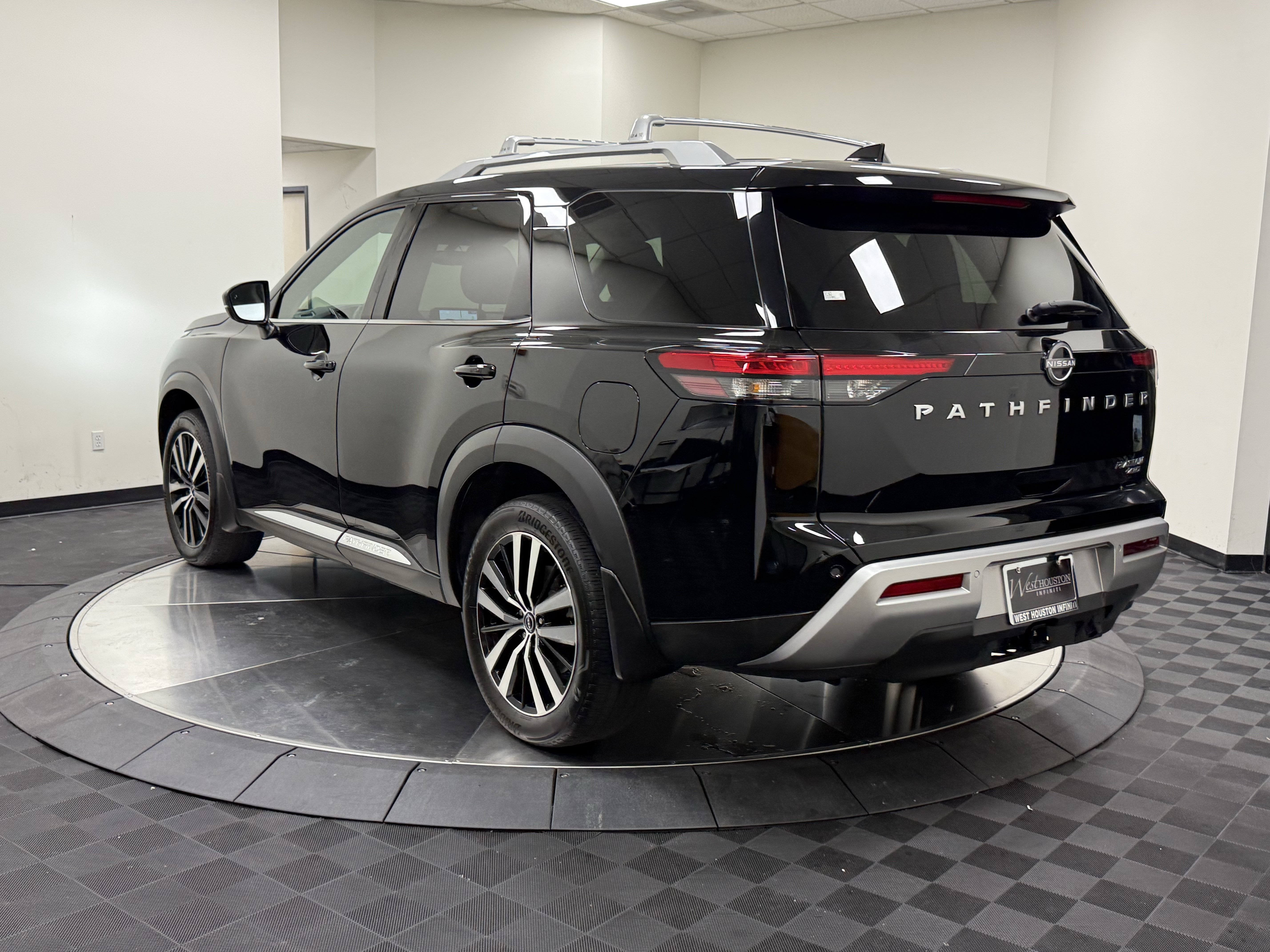 Used 2025 Nissan Pathfinder Platinum w/ Cargo Package AWD/4WD image 5