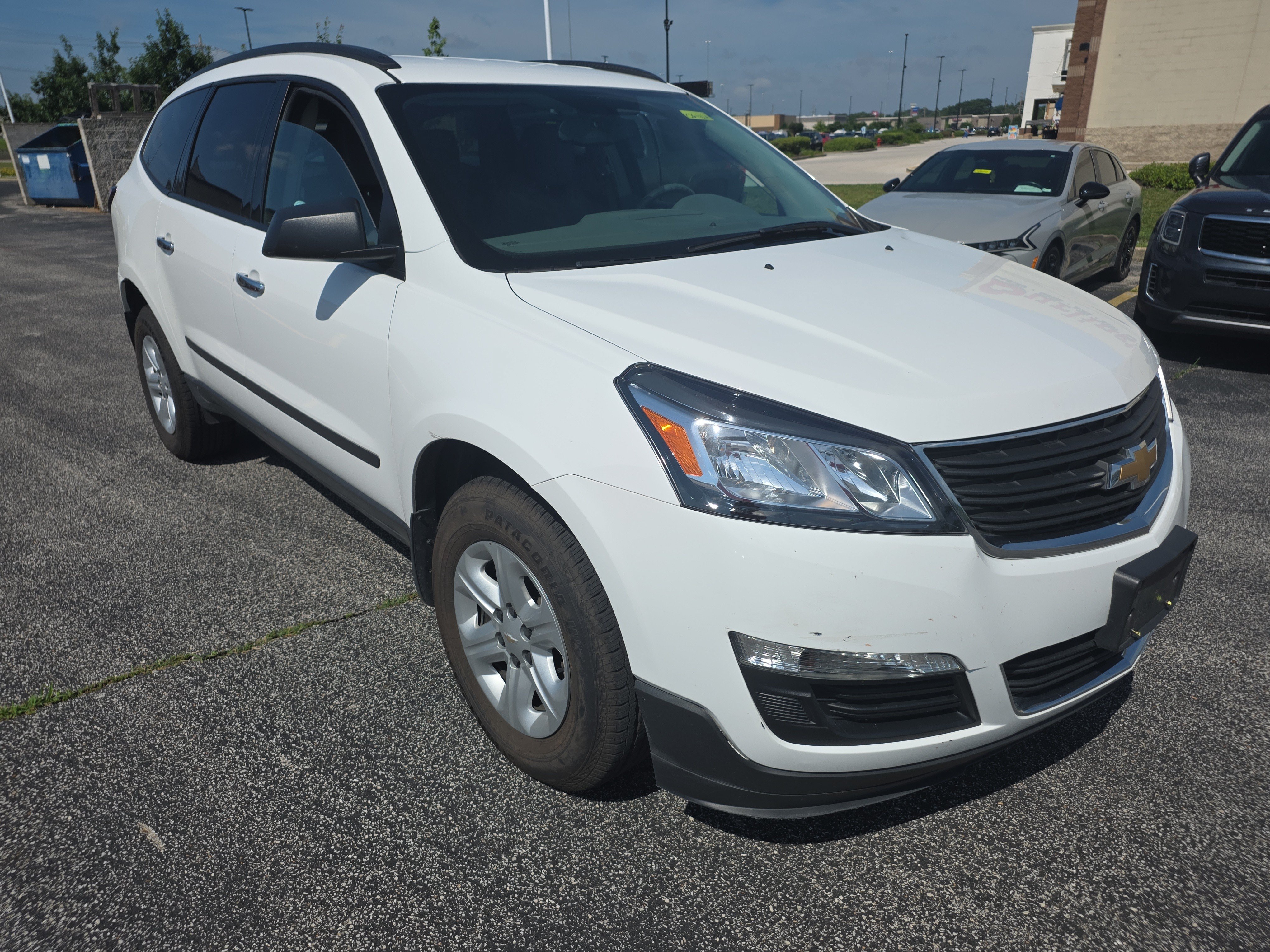Used 2017 Chevrolet Traverse LS FWD image 2