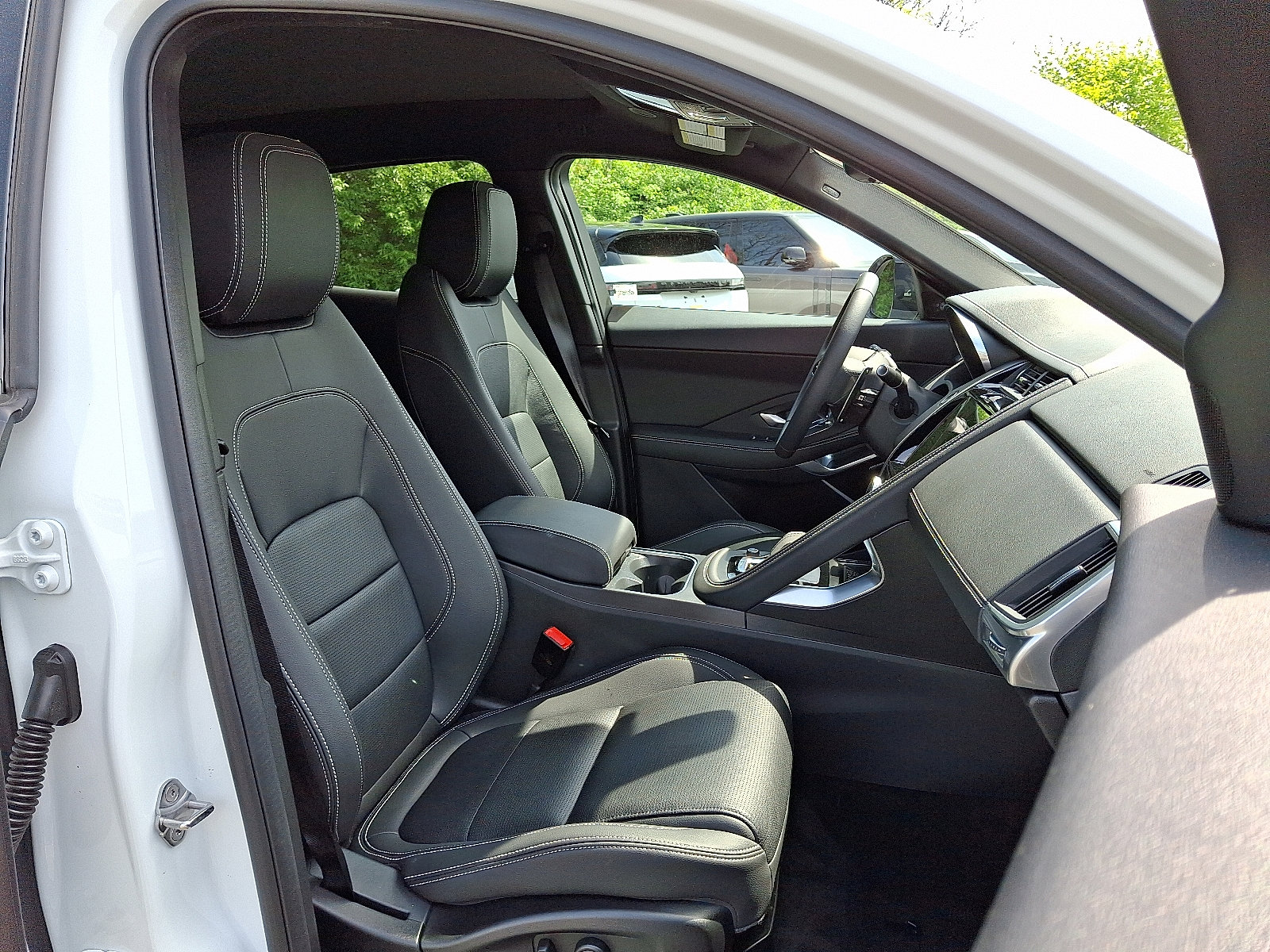 Certified 2024 Jaguar E-PACE R-Dynamic SE image 3