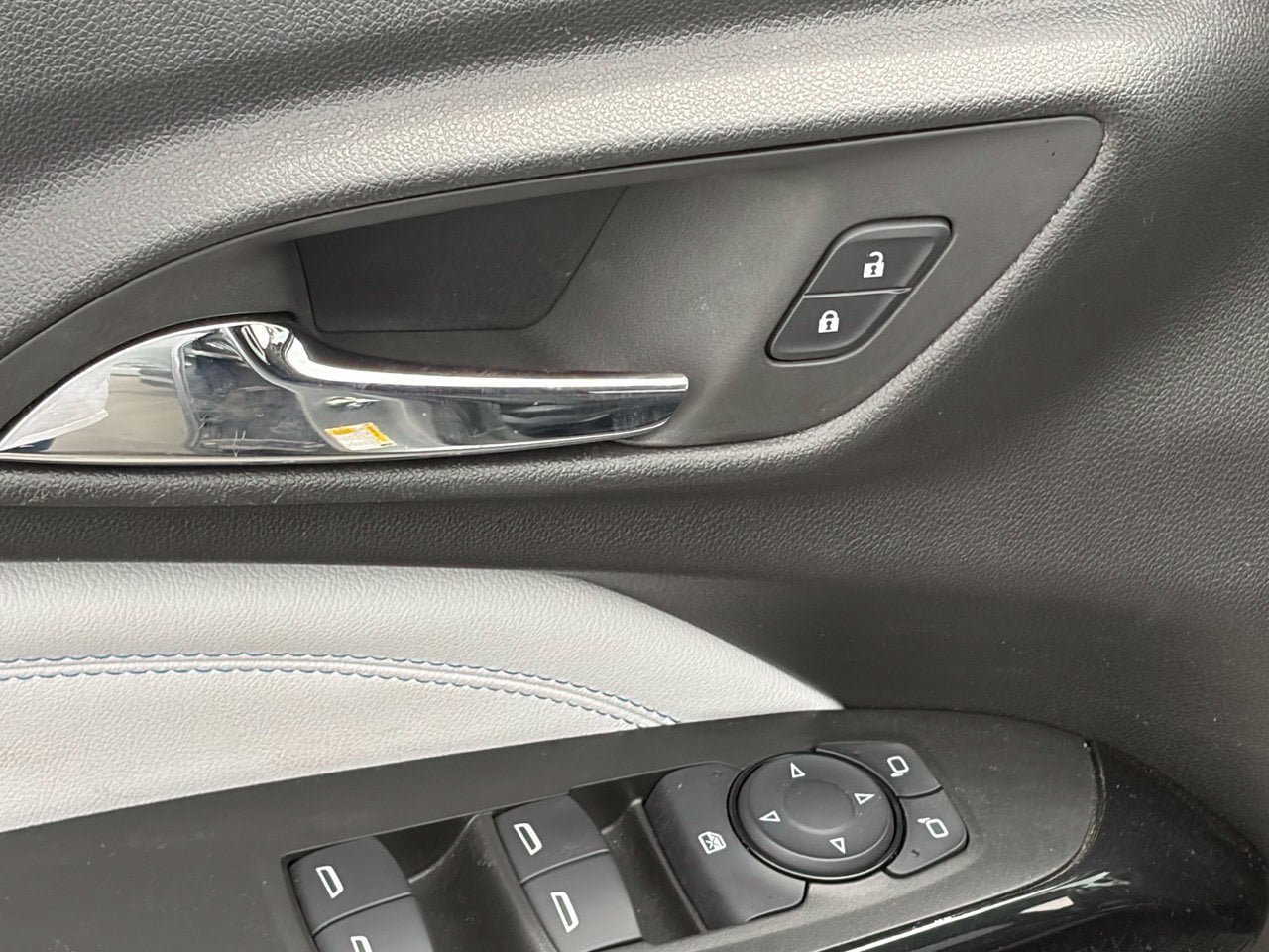 Used 2025 Chevrolet Trax LT FWD image 6