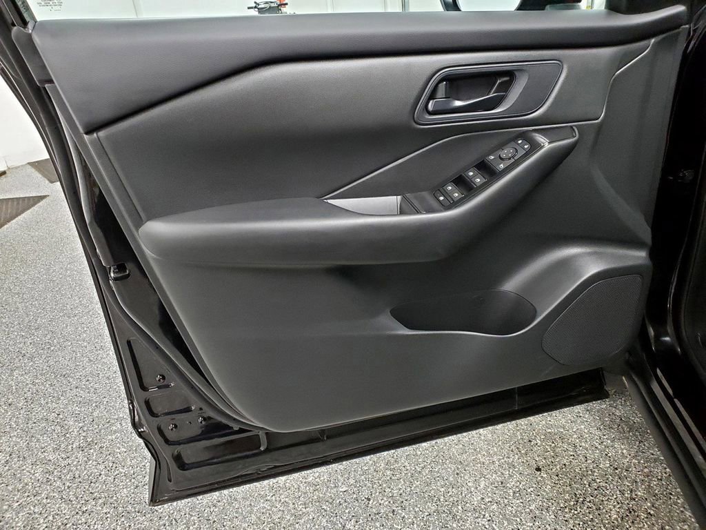 Used 2024 Nissan Rogue S AWD/4WD image 13