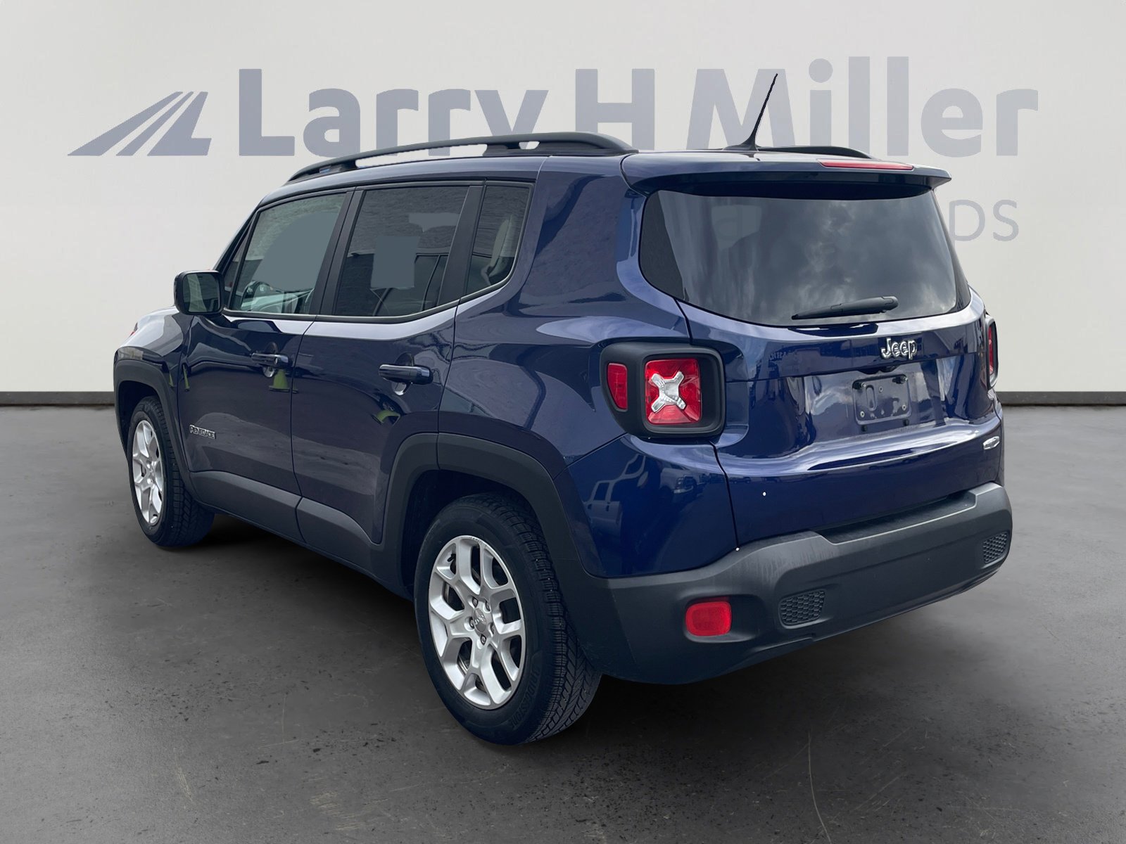 Used 2017 Jeep Renegade Latitude FWD image 3