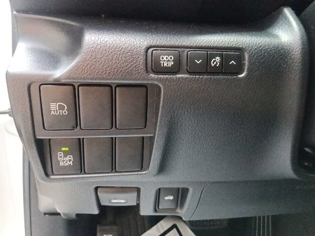 Used 2018 Lexus IS 300 w/ Accessory Package 2 RWD image 18
