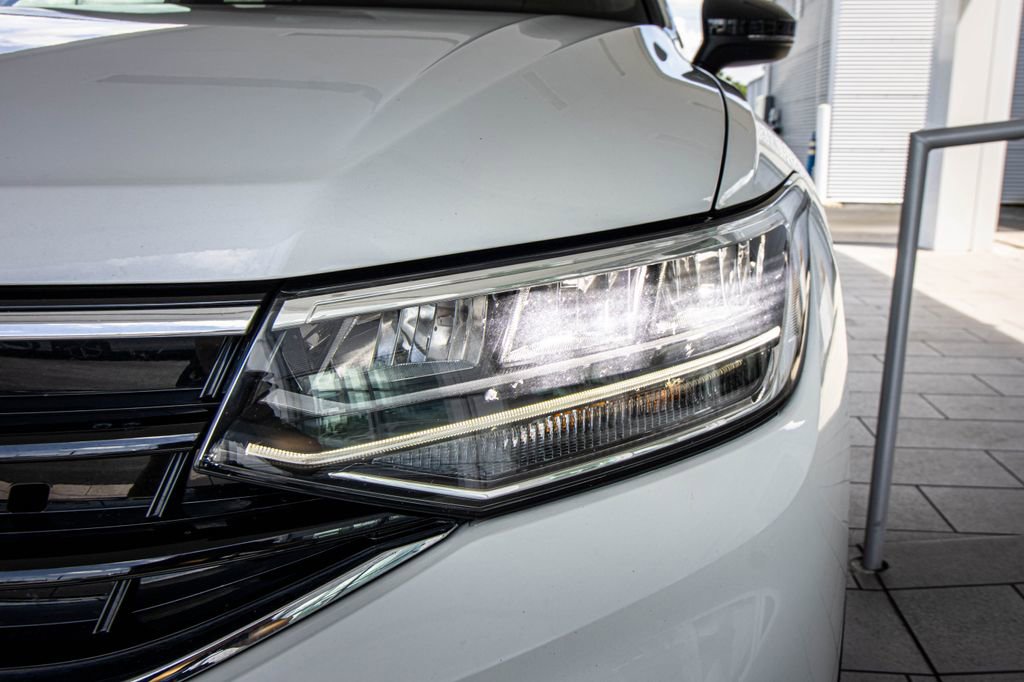 Used 2023 Volkswagen Tiguan SE R-Line image 7