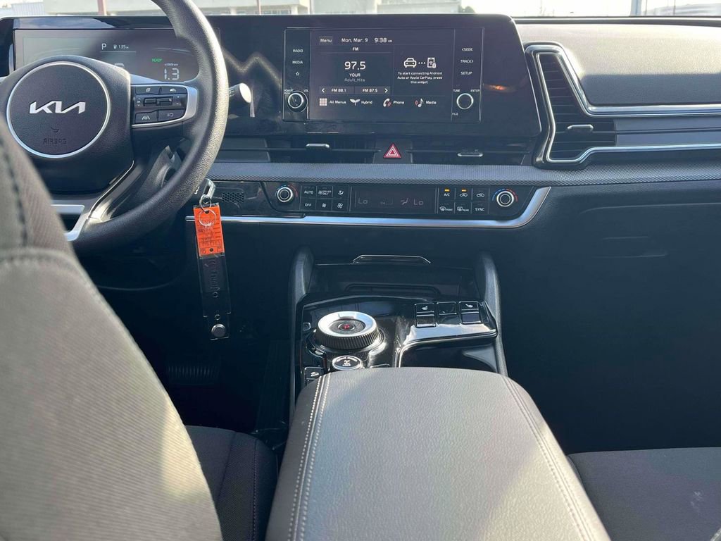 Used 2025 Kia Sportage LX image 3