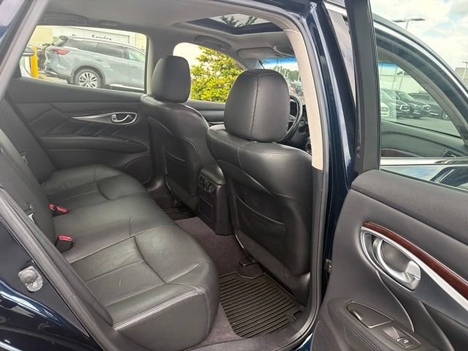 Used 2015 INFINITI Q70 3.7 AWD/4WD image 13