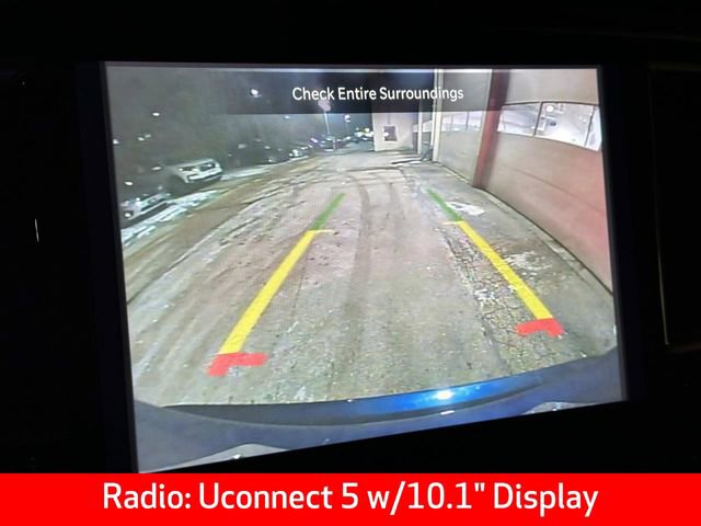 Used 2023 Chrysler Pacifica Touring-L image 4