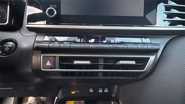 Used 2025 Toyota Camry SE image 18