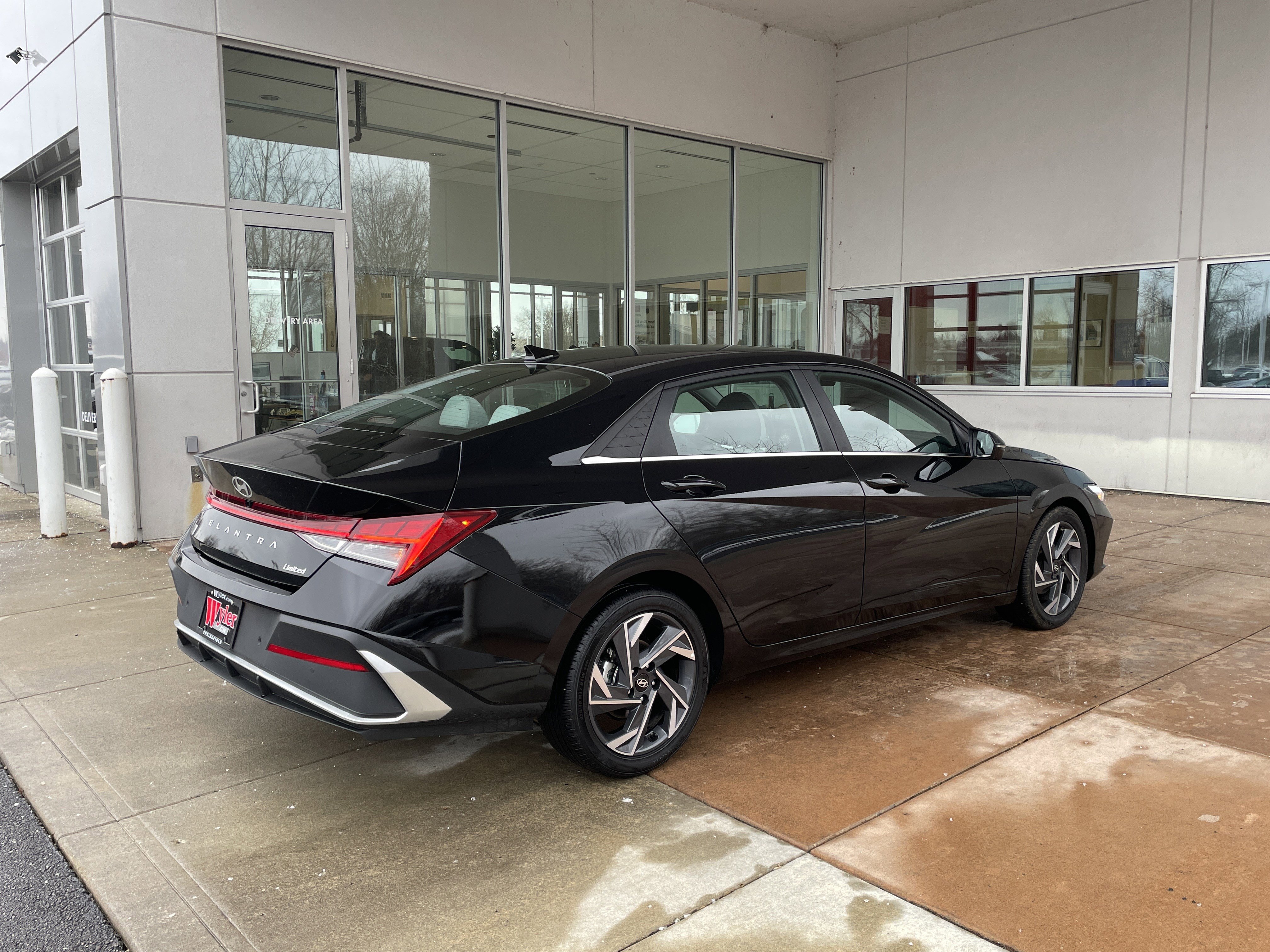 Used 2024 Hyundai Elantra Limited image 22