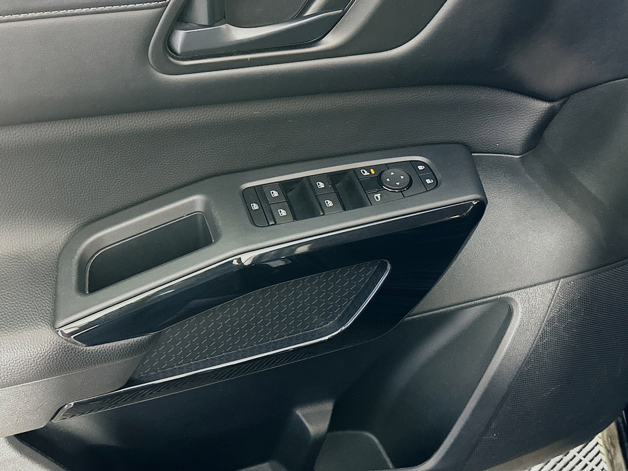 Used 2024 Nissan Pathfinder SV image 15