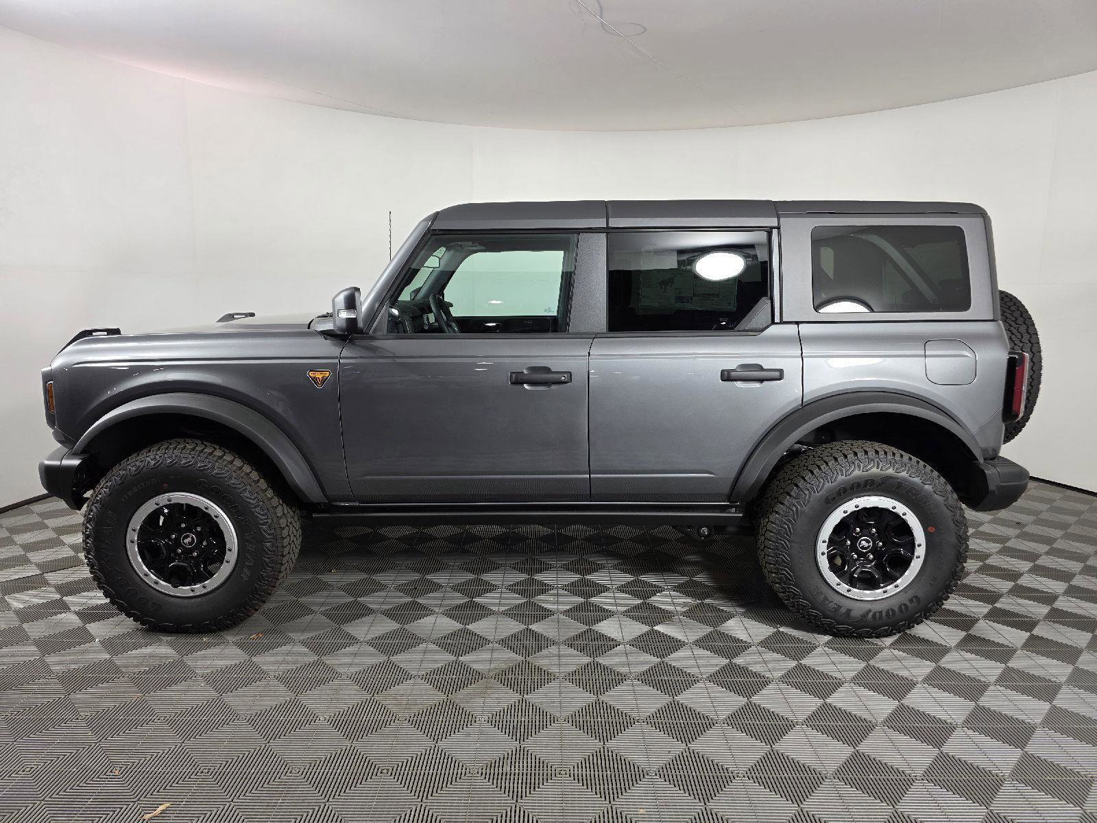 Used 2025 Ford Bronco Badlands image 2